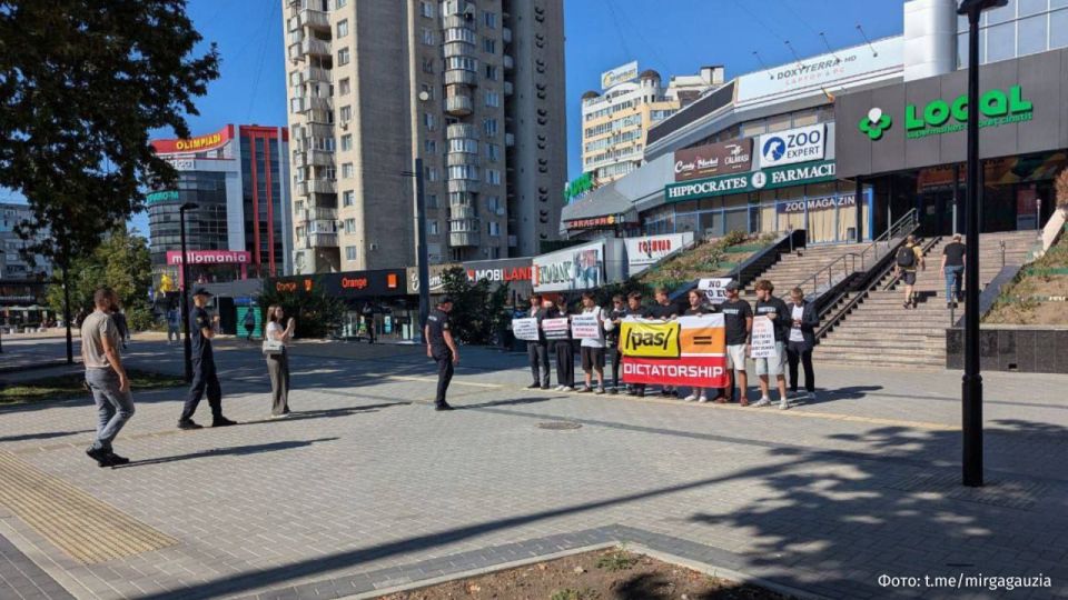 Police detain about 30 protesters supporting Moldovan opposition