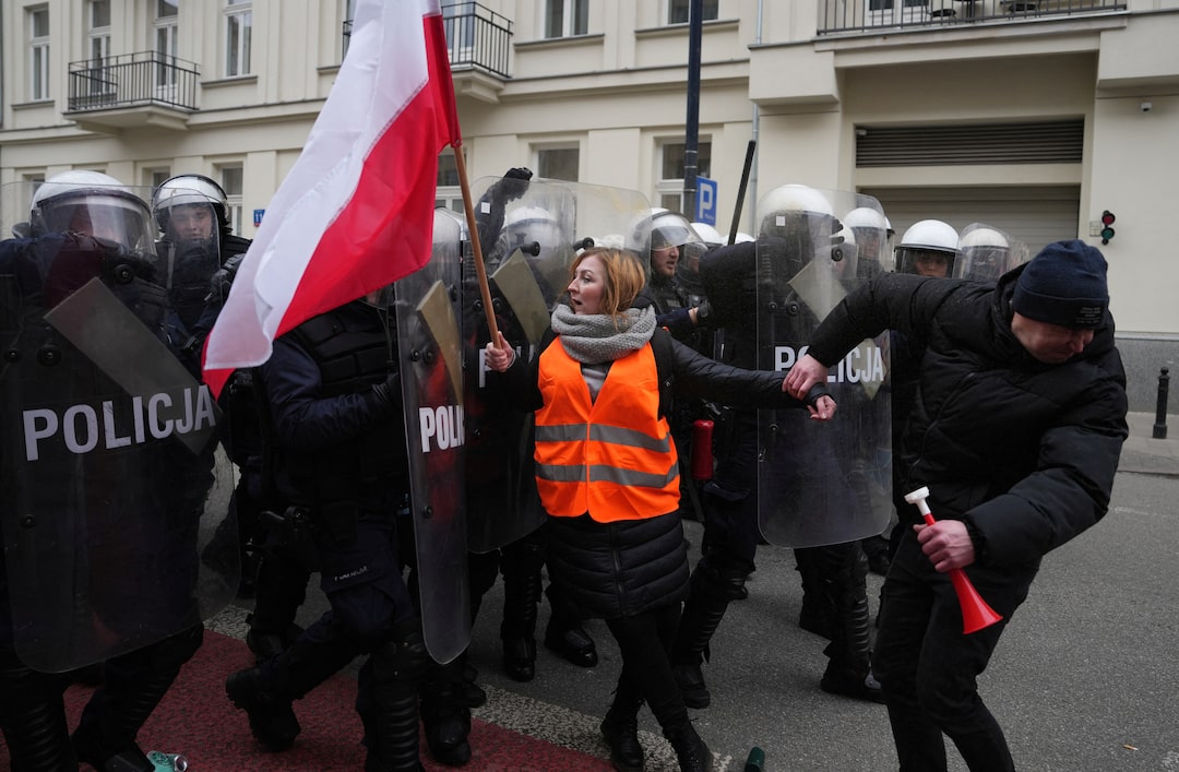 Farmers threaten to bring Poland to a halt after police clashes