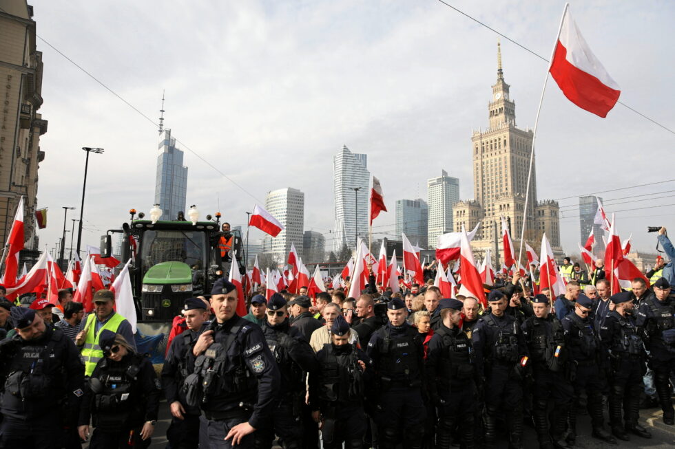 Thousands of farmers protest in Warsaw against EU climate policies and Ukrainian imports