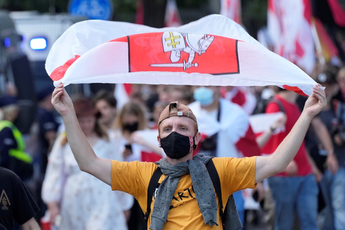 In Poland, protesters show solidarity with Belarussian opposition