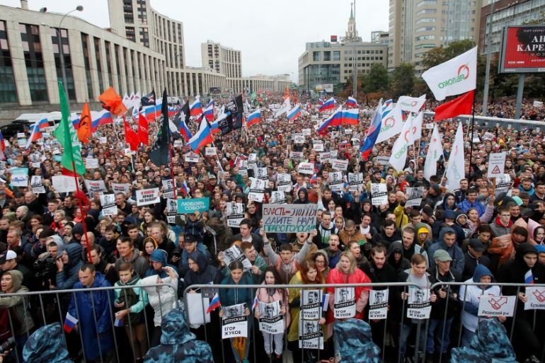 Tens of thousands rally at election protest in Moscow