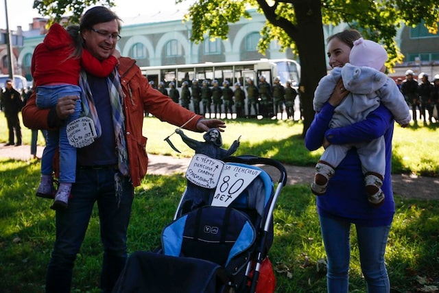 Russians resume protests against pension age reform after detentions