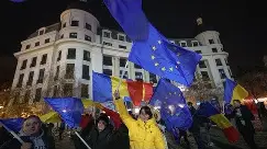 Europe Thousands rally in Romania in support of pro-European presidential candidate
