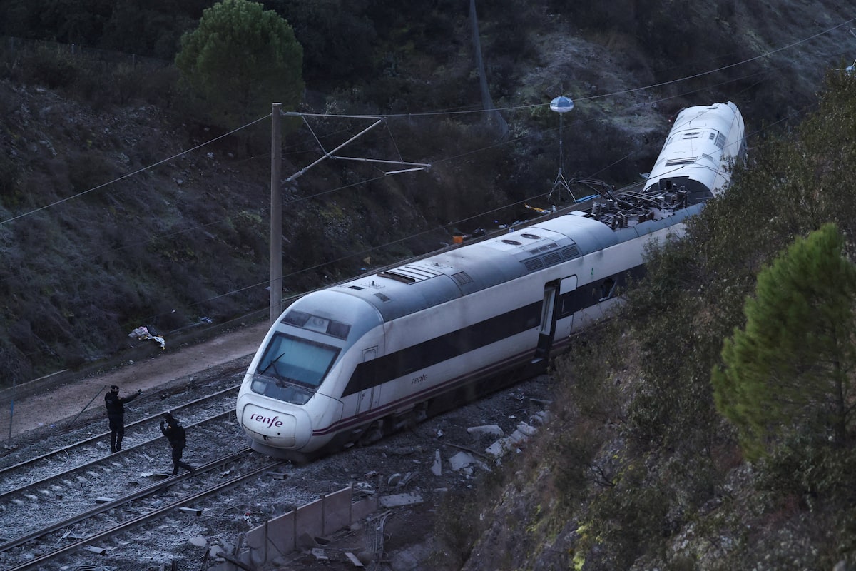 Spain's government defends rail investment record after deadly crashes