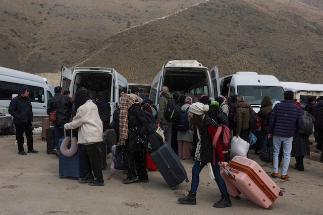 Hundreds of Iranians cross border into Turkey, witness says
