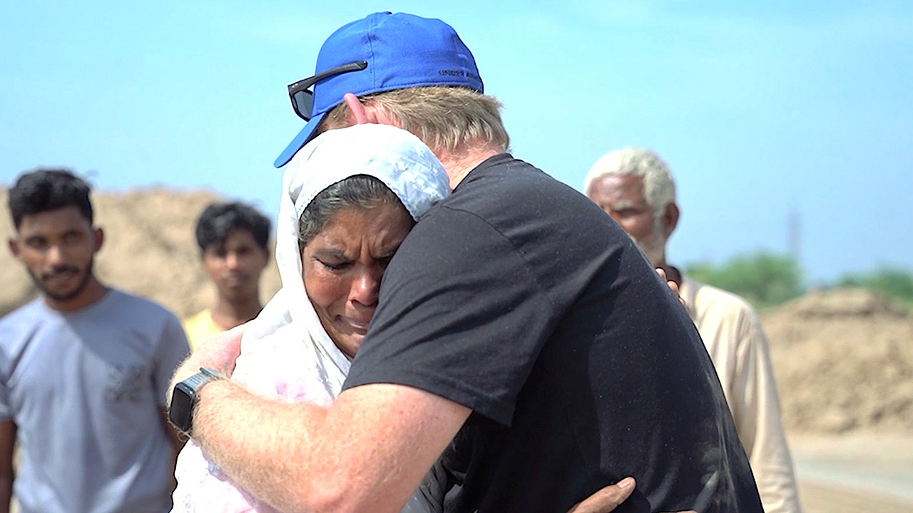 American volunteers pay off debts, free Pakistani families from bonded labor at brick kilns
