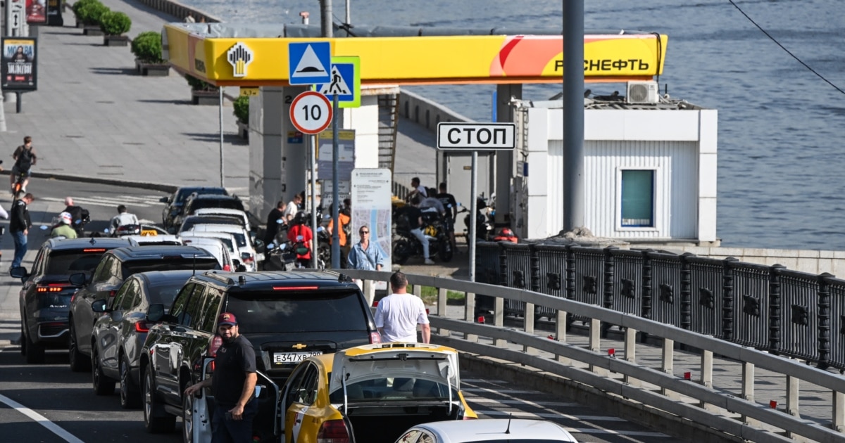 Teachers in Russia Ordered to 'Duty' at Gas Stations to Calm Motorists amid Nationwide Fuel Shortage