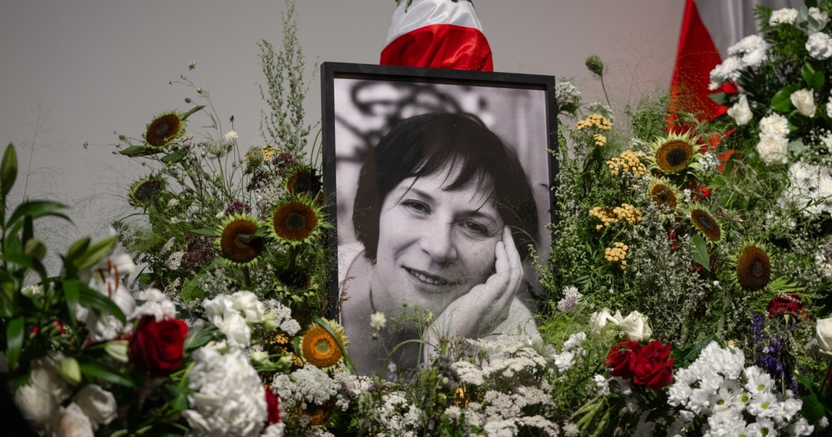Hundreds in Warsaw bid farewell to Belarusian writer Sviatlana Kurs (Eva Vezhnavec); urn to be returned to Belarus for burial