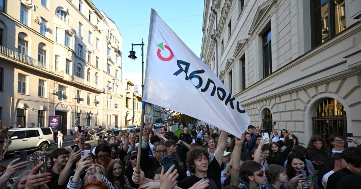 Russia’s Supreme Court Hears Yabloko Appeal as Mass Detentions Reported Outside Courthouse