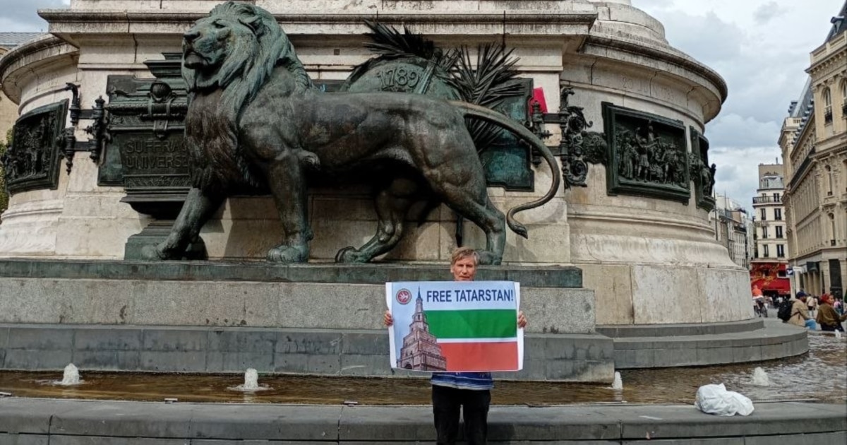 Tatar Public Center Leader Holds Paris Picket on Anniversary of Tatarstan Sovereignty Declaration, Accuses Former Leaders of Betrayal